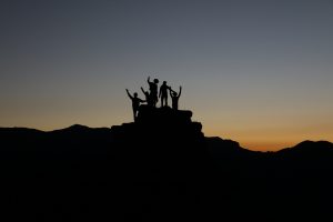 Flera barn på toppen av ett berg